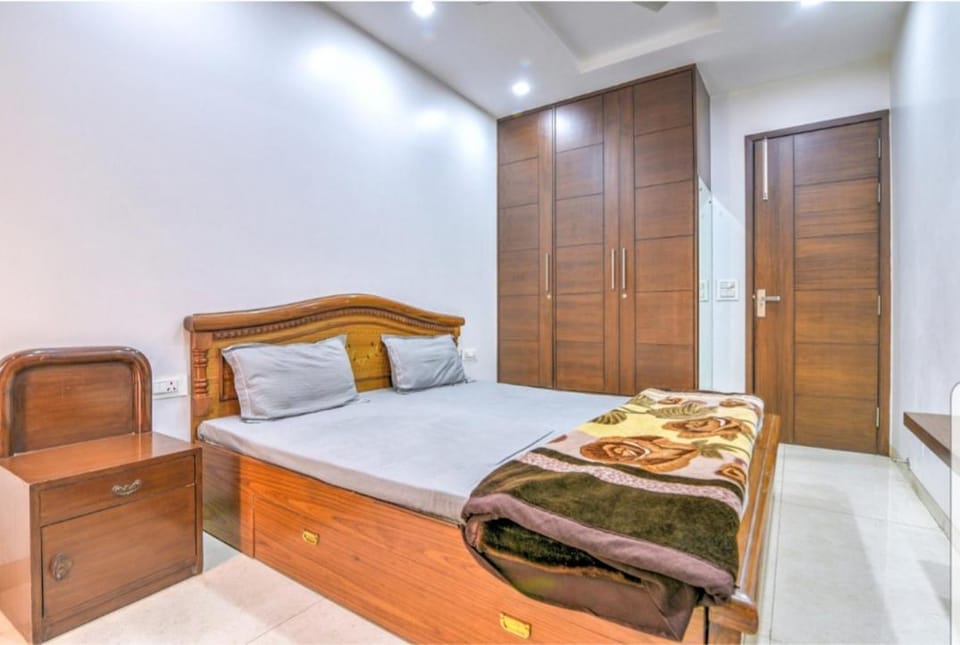 Hostmystay-3bhk Nehru place! Park Apartment in New Delhi