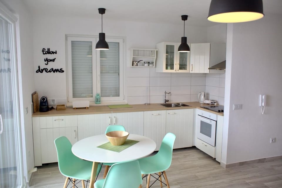 Kitchen or kitchenette, Dining area