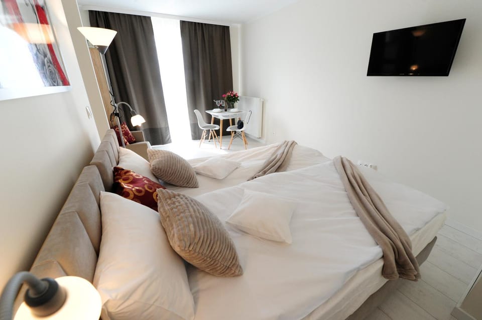 Bed, Photo of the whole room, Dining area, Bedroom