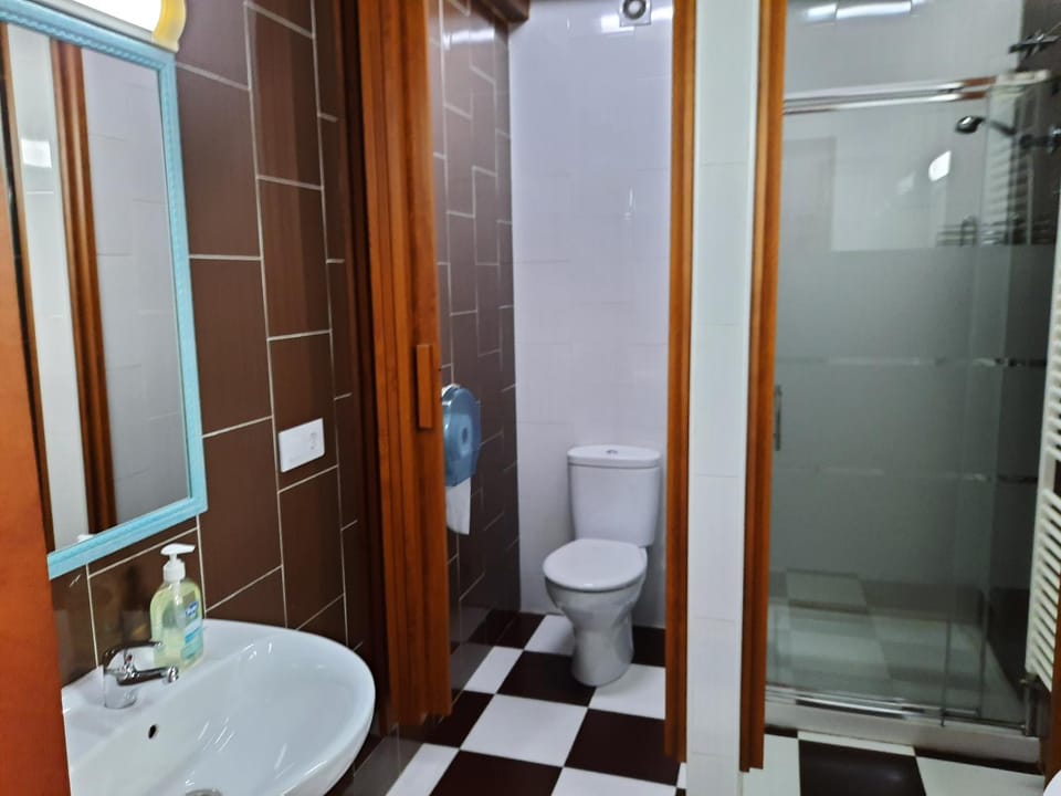 Shower, Toilet