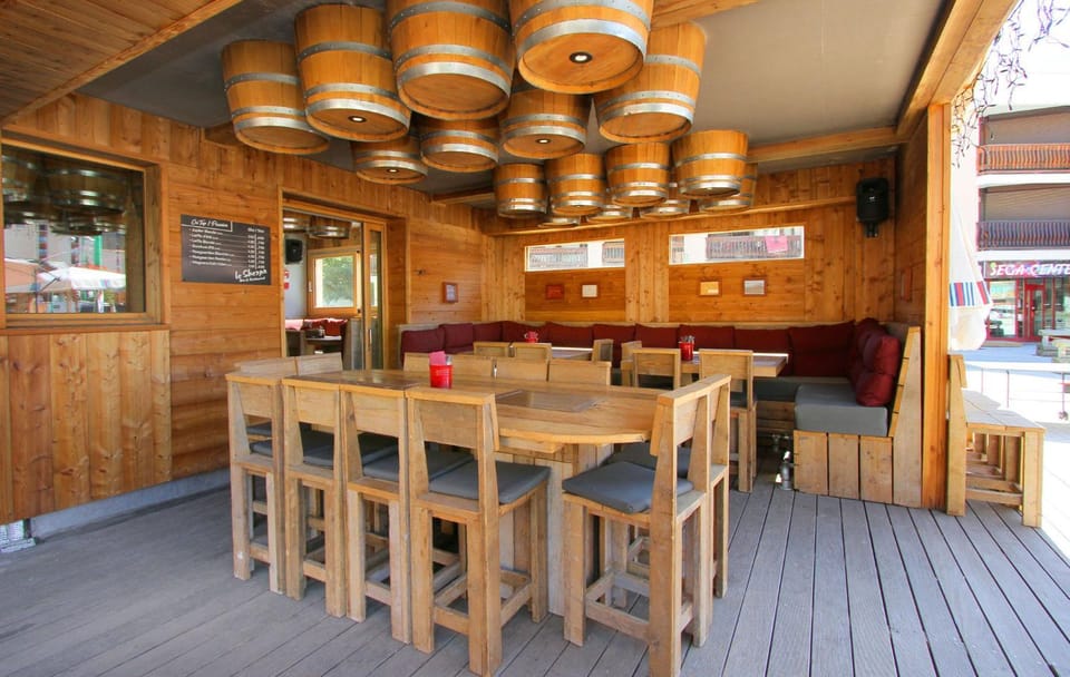 Restaurant/places to eat, Balcony/Terrace