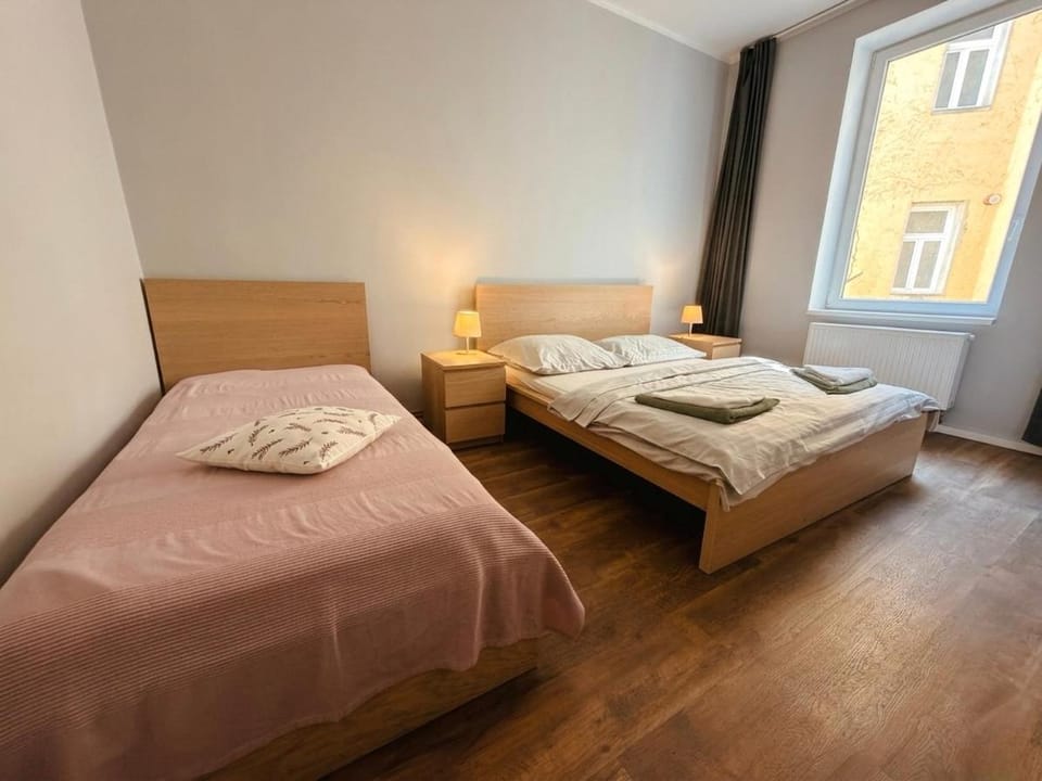 Bed, Bedroom, towels