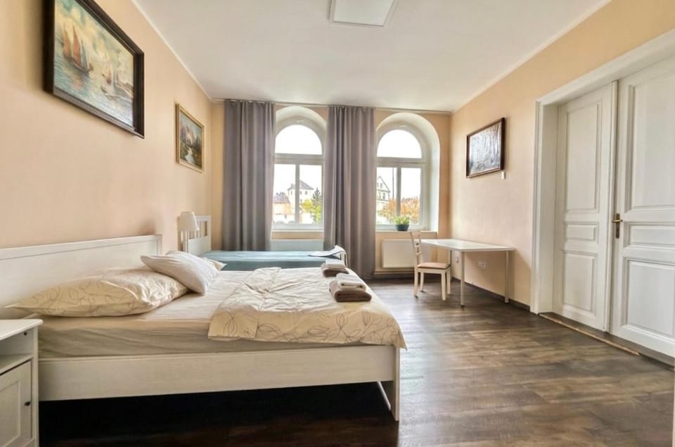 Bed, TV and multimedia, Bedroom, towels