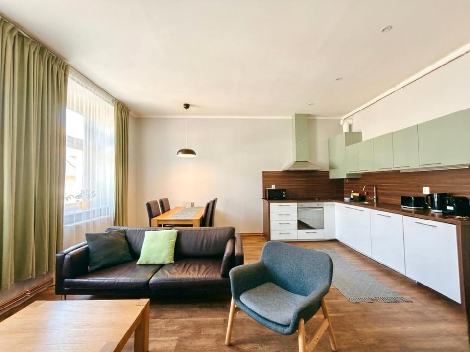 Coffee/tea facilities, Kitchen or kitchenette, Living room, Seating area, Dining area