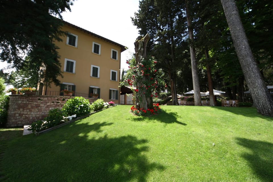 Facade/entrance, Natural landscape, Garden, Garden view