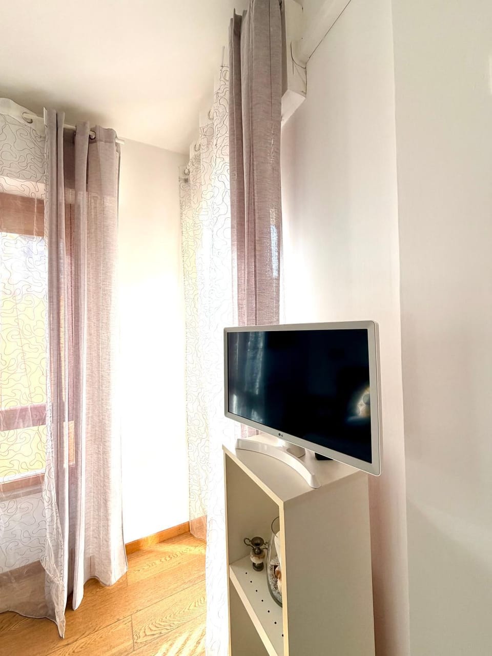 Bed, TV and multimedia, Photo of the whole room