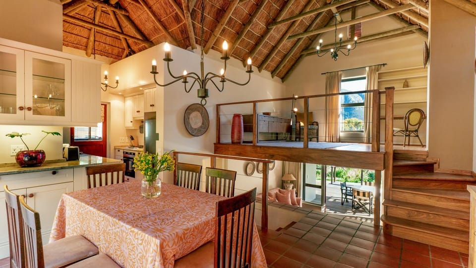 Kitchen or kitchenette, Seating area, Dining area