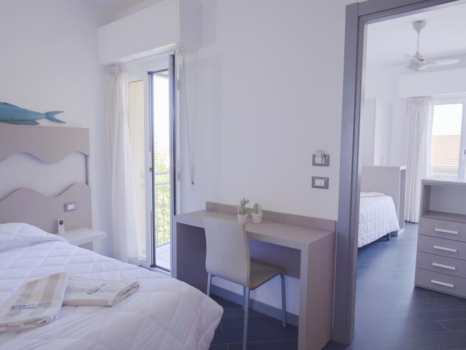 Bed, Bedroom, hair dresser