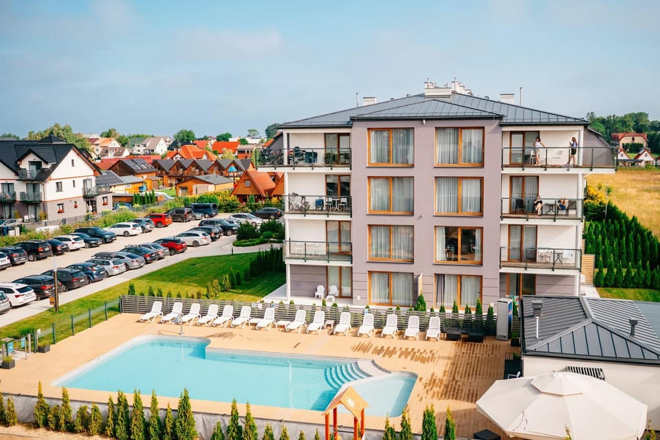 Property building, Day, Pool view, Swimming pool, Swimming pool