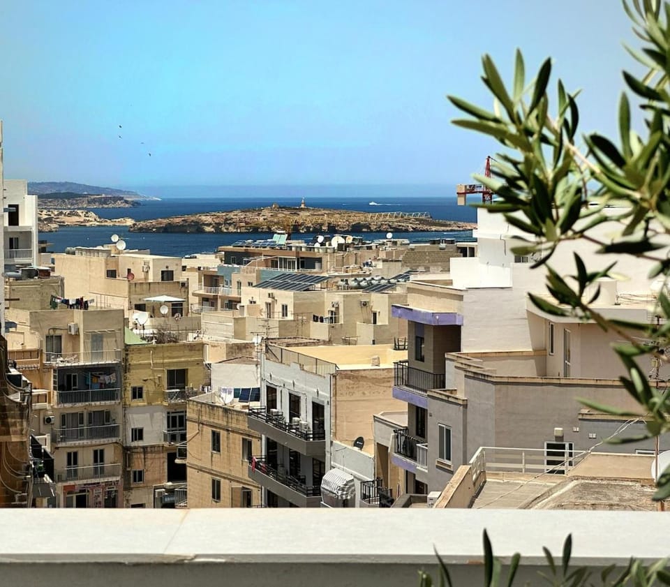 Property building, Nearby landmark, Day, Natural landscape, View (from property/room), Balcony/Terrace, City view, Sea view, Sea view