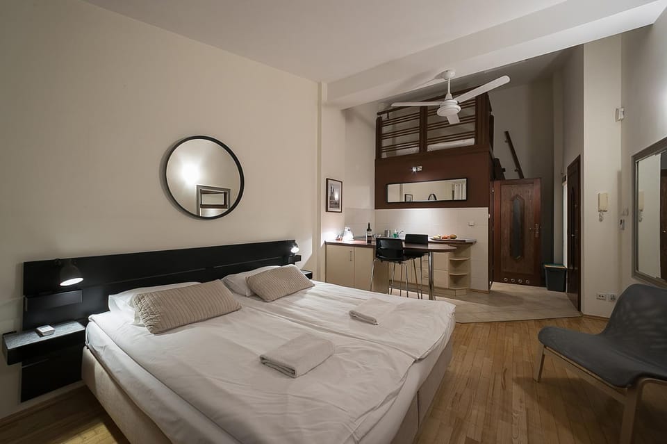 Bed, Kitchen or kitchenette, Photo of the whole room, Bedroom