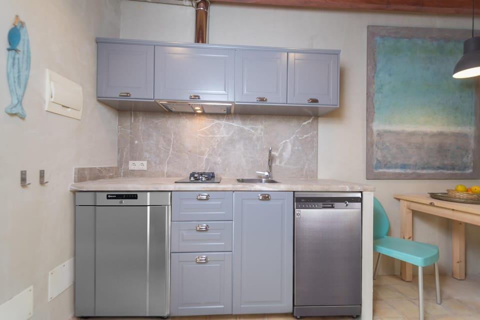 Kitchen or kitchenette, Dining area