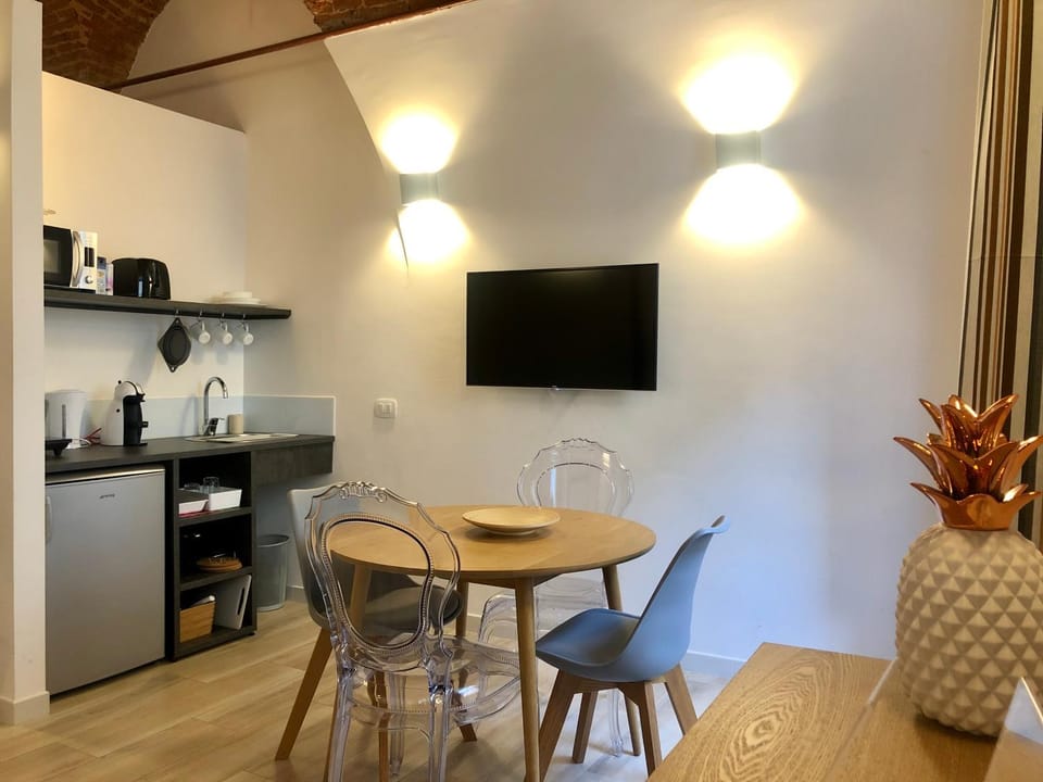 TV and multimedia, Coffee/tea facilities, Living room, Seating area, Dining area