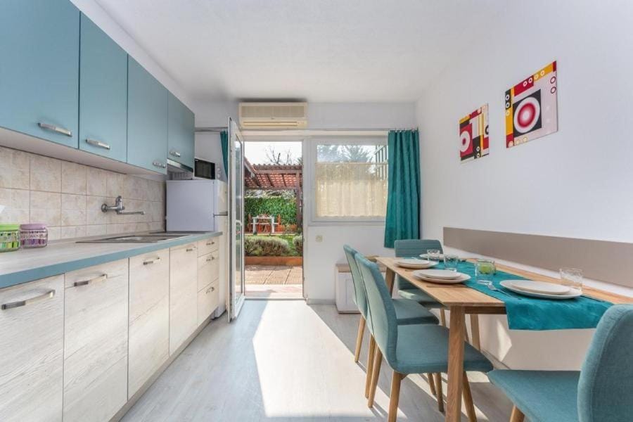 Kitchen or kitchenette, air conditioner