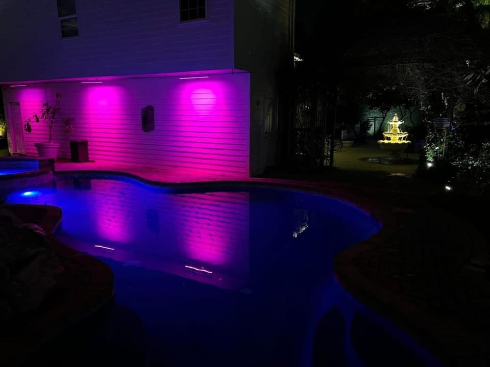 5 BR - Sleeps 8! Steps from Bourbon Street! Bed and Breakfast in Faubourg Marigny