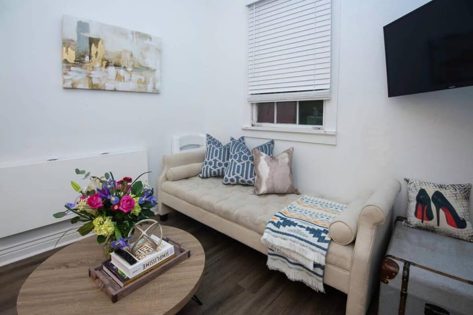 5 BR - Sleeps 8! Steps from Bourbon Street! Bed and Breakfast in Faubourg Marigny