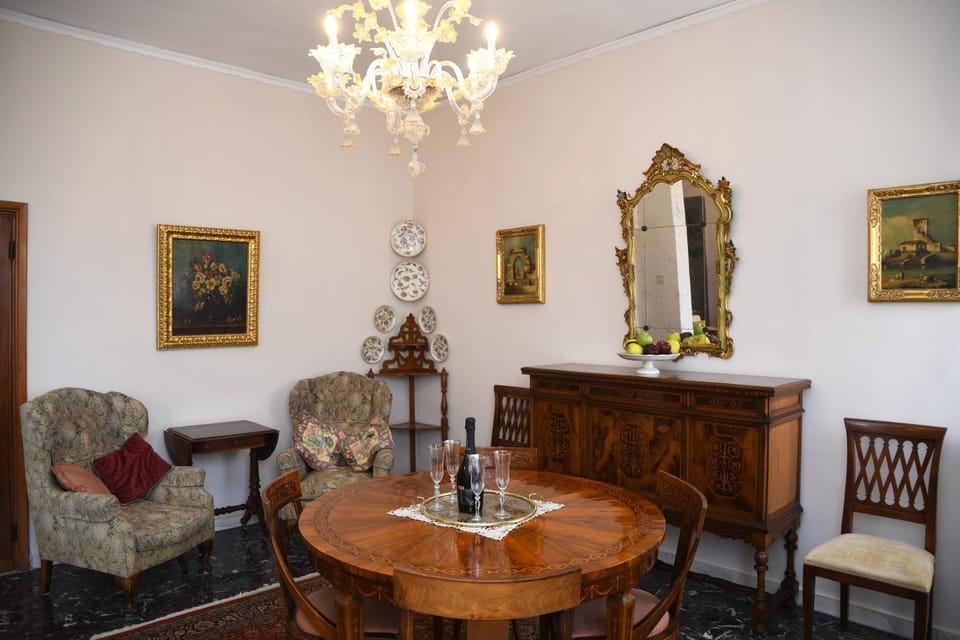 Seating area, Dining area