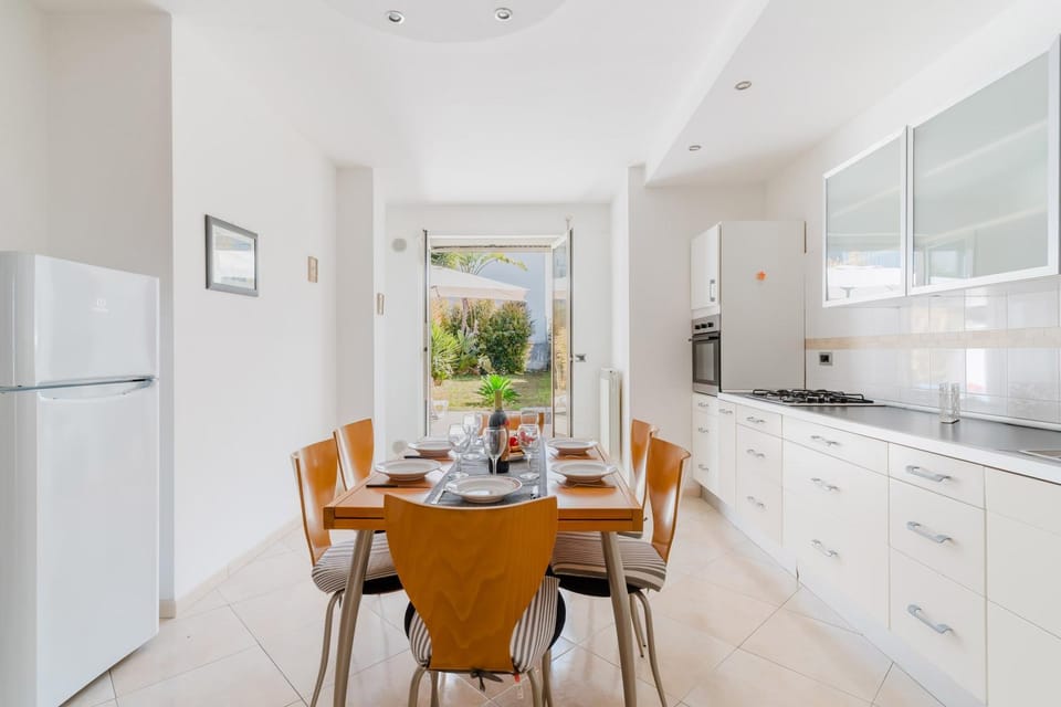 Property building, Kitchen or kitchenette, Living room