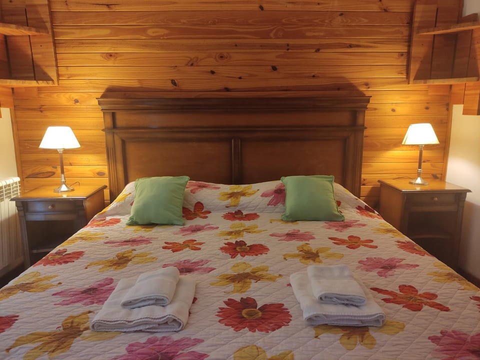 Bed, Bedroom, internet, towels