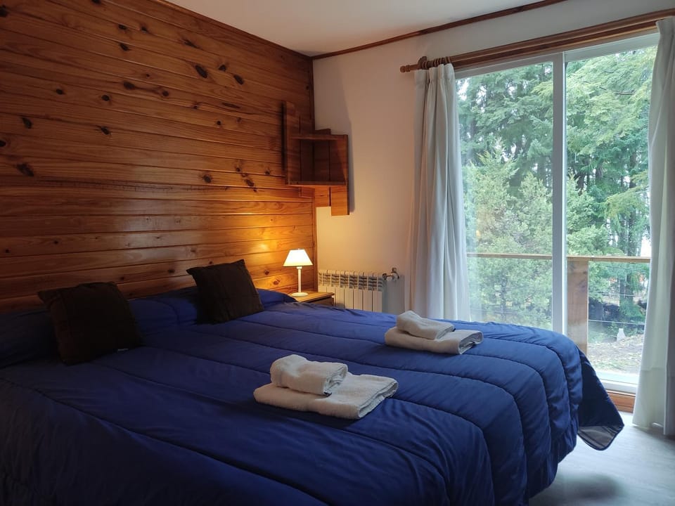 Bed, View (from property/room), Balcony/Terrace, Bedroom, Lake view, Mountain view, internet, towels