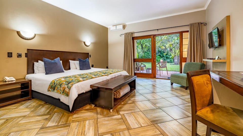 Bed, TV and multimedia, Photo of the whole room, Seating area, Bedroom, air conditioner