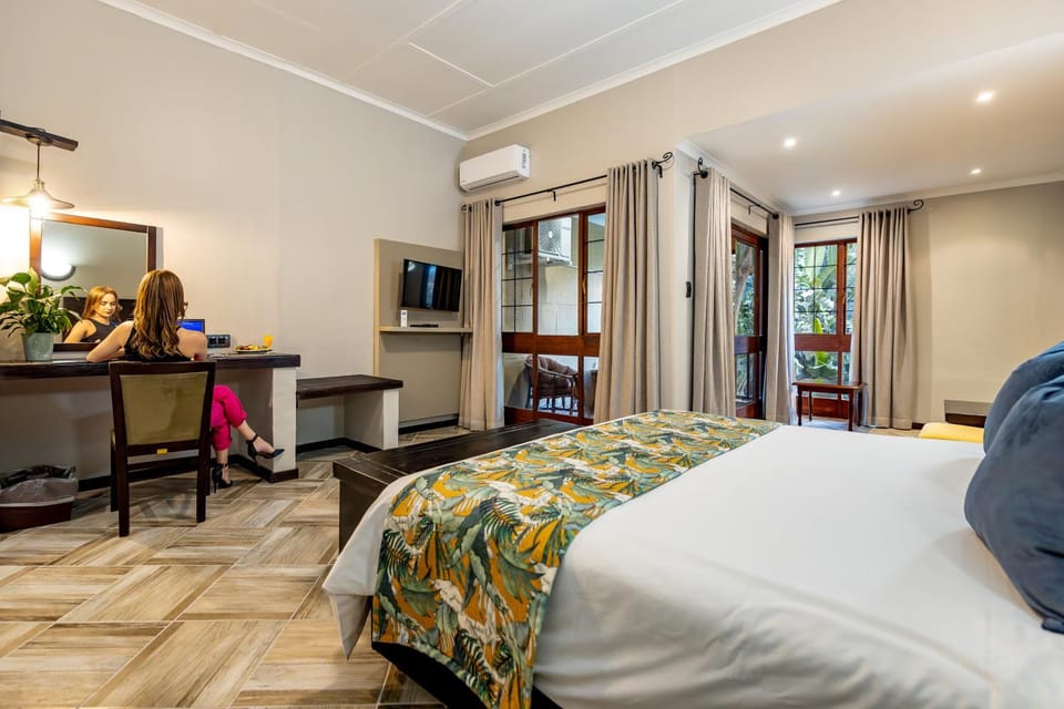 Bed, TV and multimedia, Photo of the whole room, Seating area, Bedroom, hair dresser, air conditioner