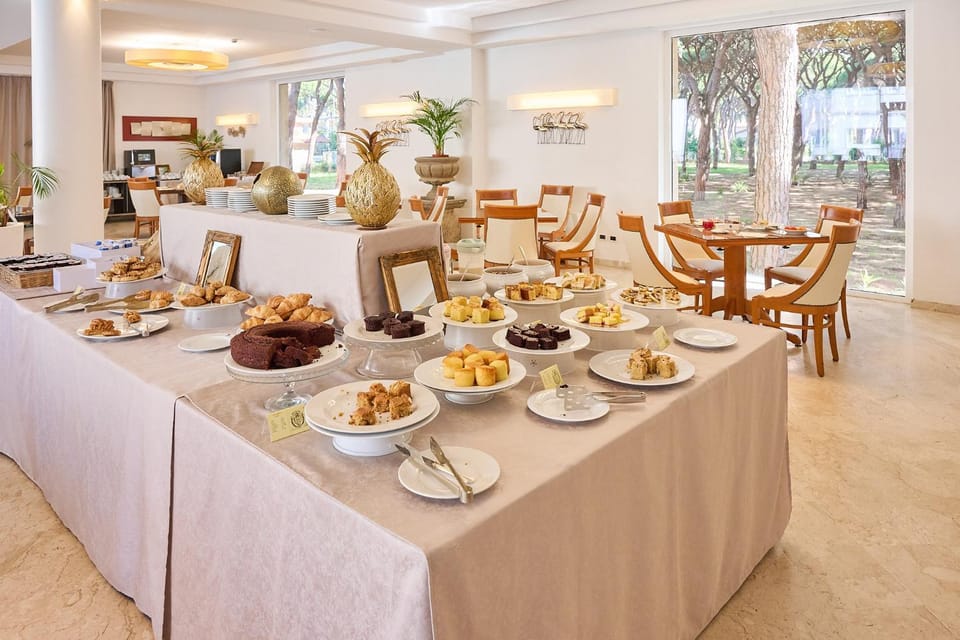 Food and drinks, Breakfast, Continental breakfast, Buffet breakfast, Drinks