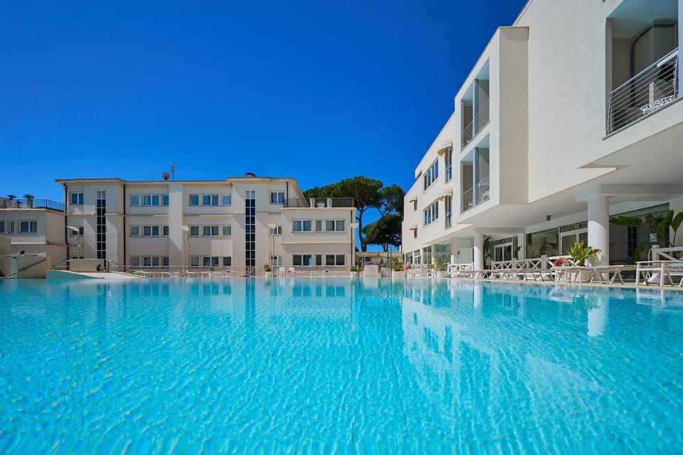 Property building, Day, Pool view, Swimming pool, sunbed