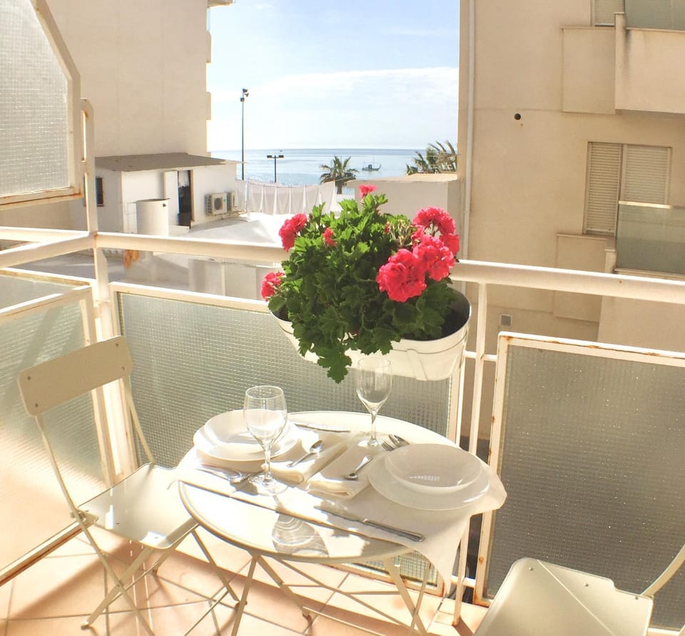 Balcony/Terrace, Photo of the whole room, Decorative detail, Decorative detail, Seating area, Dining area, Sea view