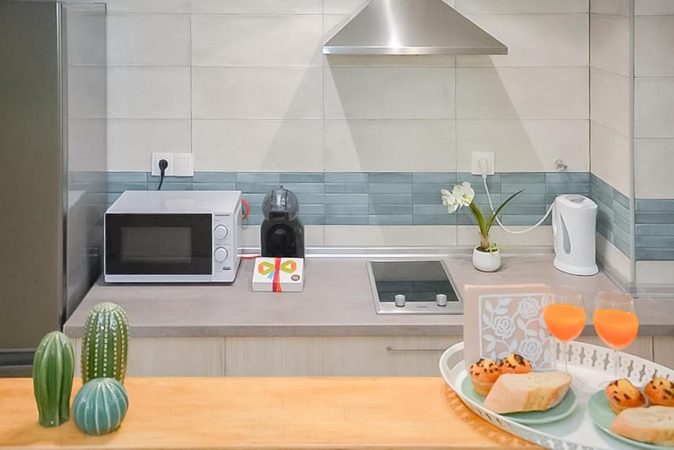 Kitchen or kitchenette, Food, minibar, oven, stove, toaster