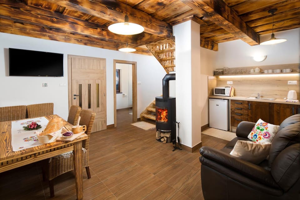 Kitchen or kitchenette, Seating area, Dining area