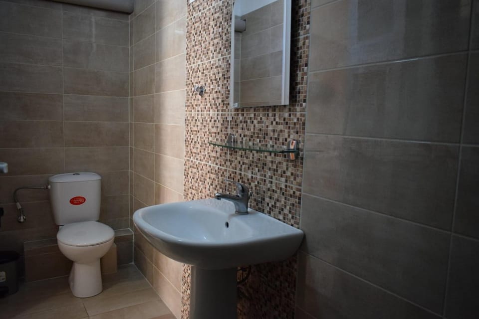 Shower, Toilet