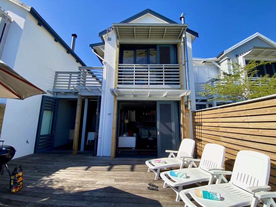 Facade/entrance, BBQ facilities, sunbed