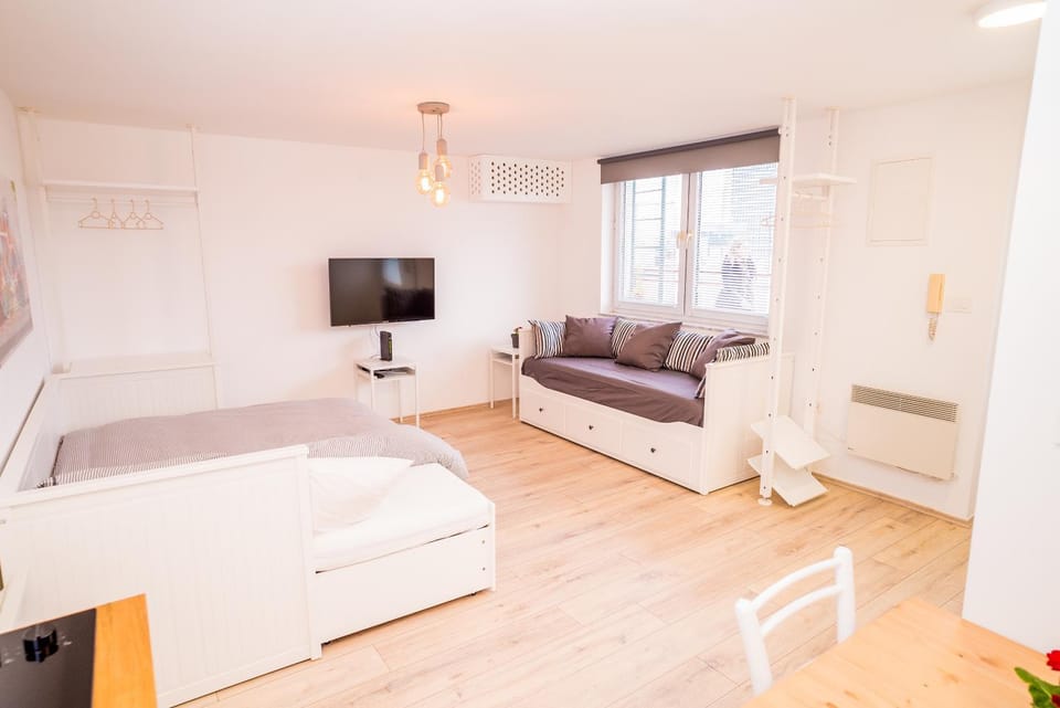 Shower, Bathroom, Balcony/Terrace, Kitchen or kitchenette, Living room, Seating area, Dining area, Bedroom, City view, Mountain view