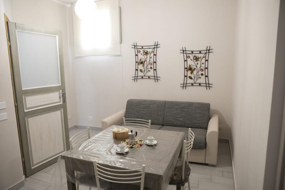 Bed, Living room, Seating area, Dining area