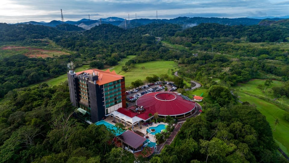 Patio, Day, Natural landscape, Bird's eye view, Garden, Golfcourse, Balcony/Terrace, Seating area, Dining area, On site, Landmark view, Mountain view, Area and facilities, Area and facilities, Swimming pool, Swimming pool, Swimming pool