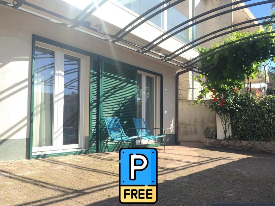 Text overlay, Parking