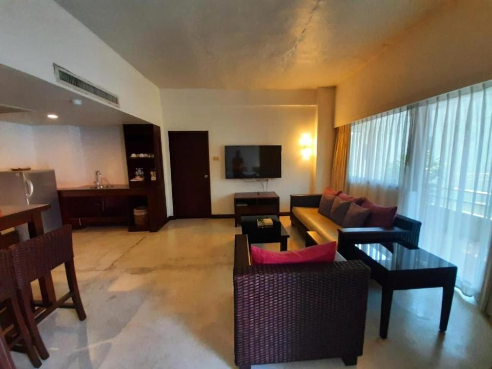 Grand Hotel Hotel in Pattaya City