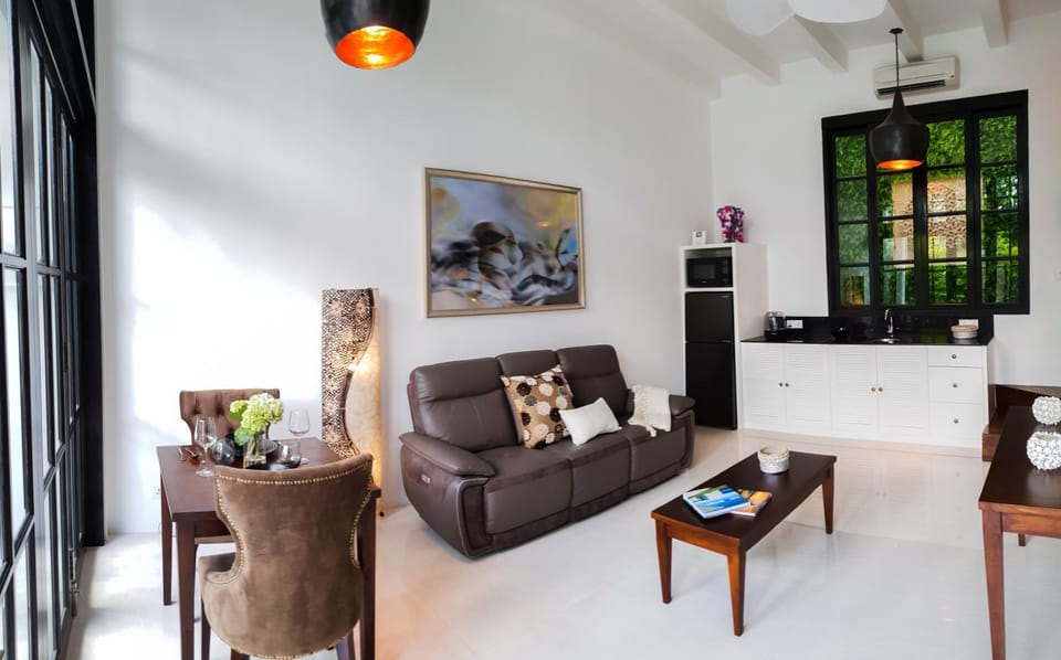 TV and multimedia, Living room, Seating area, Dining area