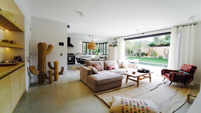 Garden, Kitchen or kitchenette, Living room, Dining area, Garden view, Swimming pool