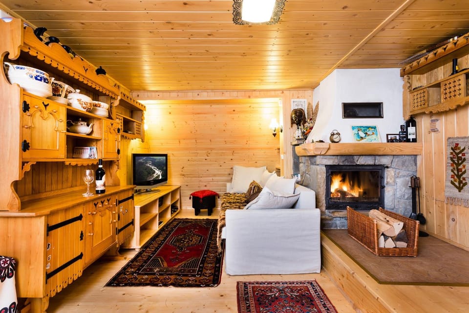 Property building, Communal lounge/ TV room, TV and multimedia, Living room, Seating area, Evening entertainment, Pets, Pets, Pets, flat iron, pet friendly, pet friendly