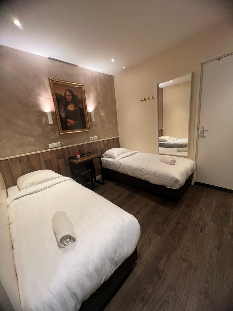 Bedroom, towels