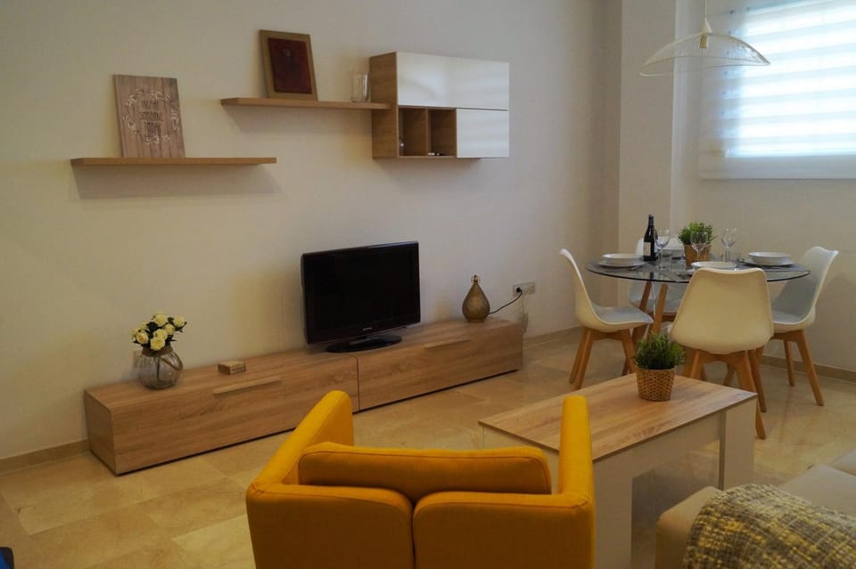 TV and multimedia, Living room, Seating area, Dining area