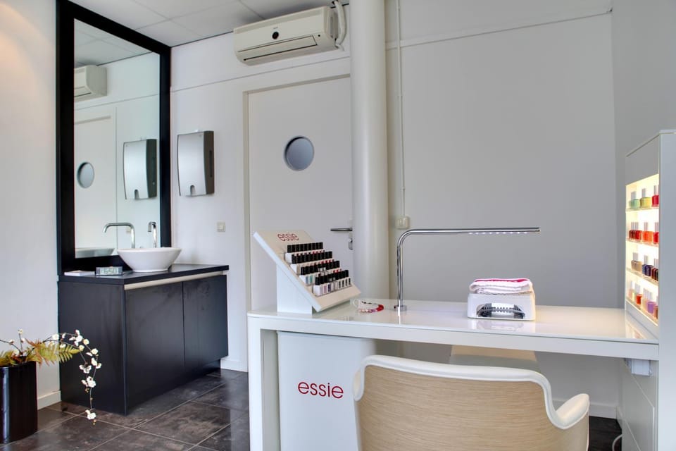 Hot Tub, Massage, Sauna, Solarium, Steam room