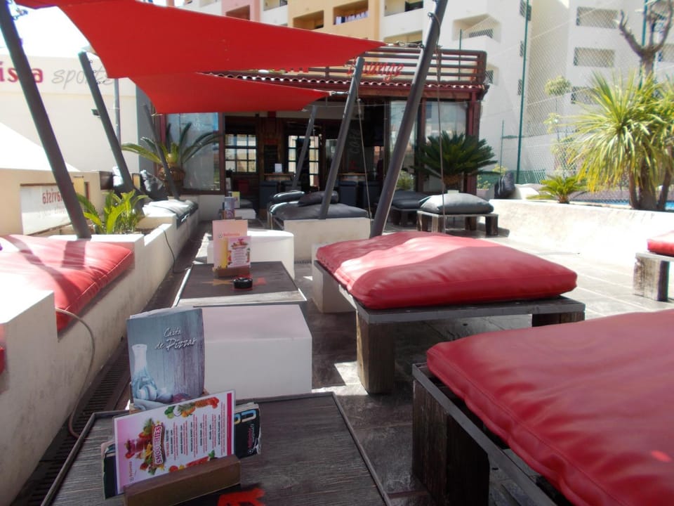 Restaurant/places to eat, Lounge or bar