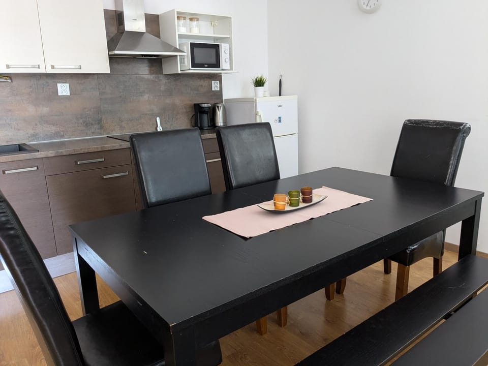 Kitchen or kitchenette, Dining area