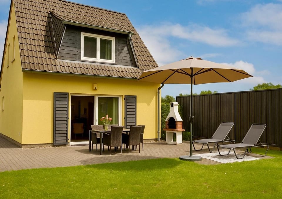 Property building, Balcony/Terrace, sunbed