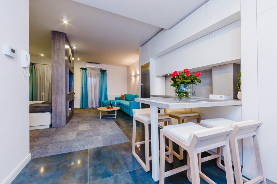 Kitchen or kitchenette, Seating area, Dining area