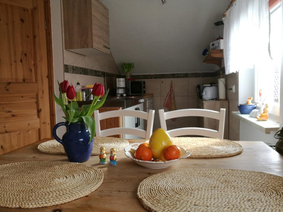 Coffee/tea facilities, Kitchen or kitchenette, Dining area