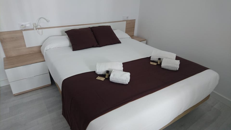 Bed, Bedroom, towels